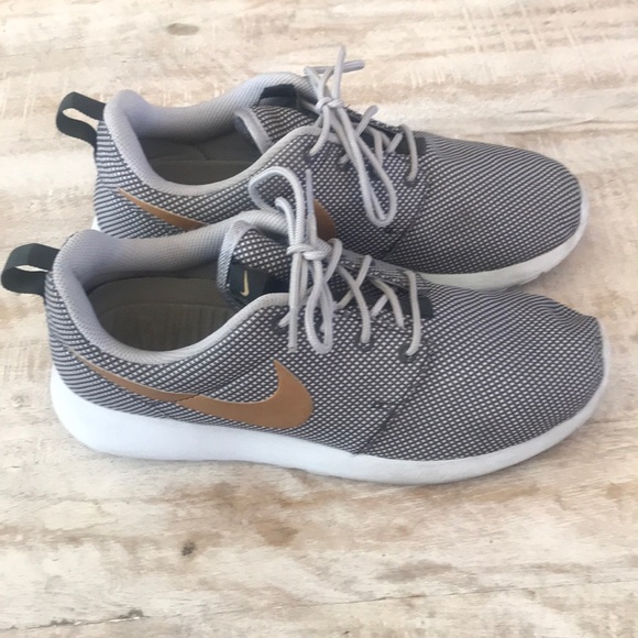 Nike Roshe One Running Shoe {Grey/Gold/White} 7.5 - Picture 5 of 8